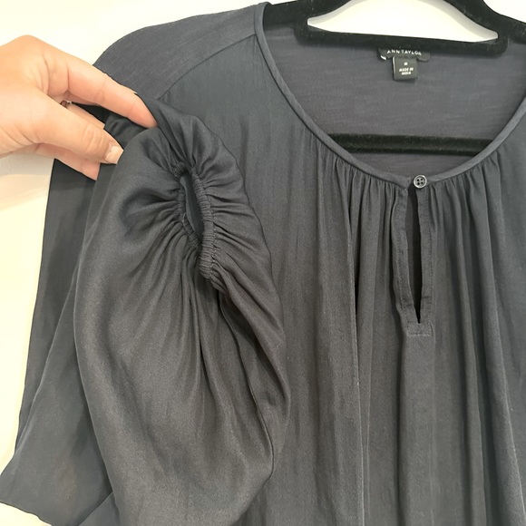 Ann Taylor Navy Keyhole Front Long Sleeve Blouse Size Medium - Picture 3 of 5
